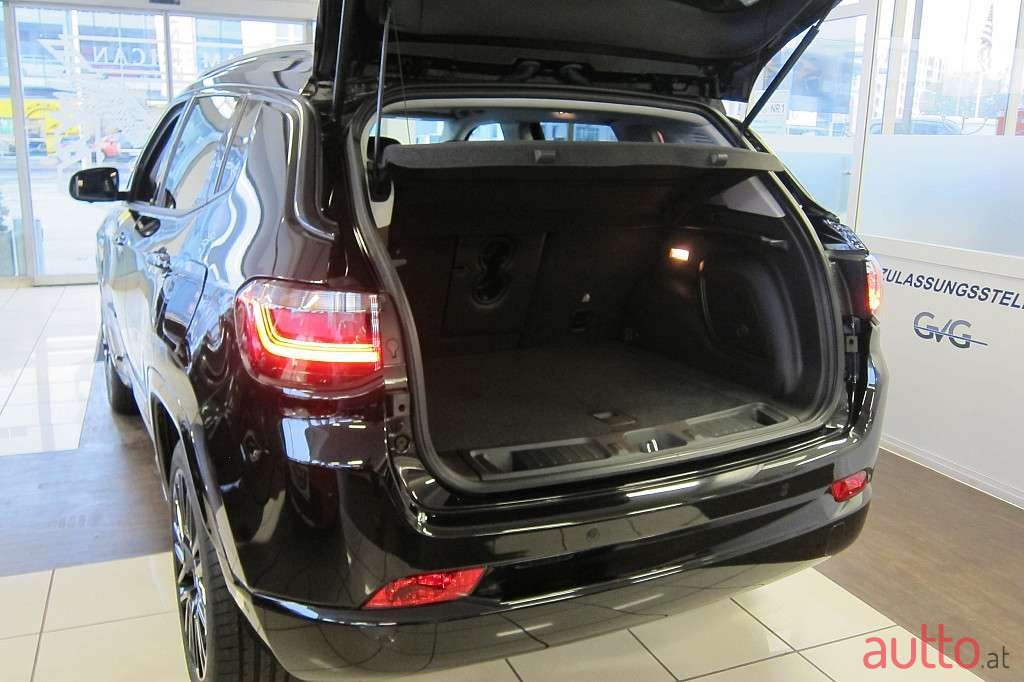 2024' Jeep Compass photo #5