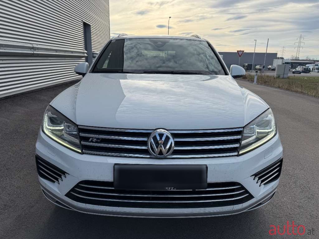 2017' Volkswagen Touareg photo #3