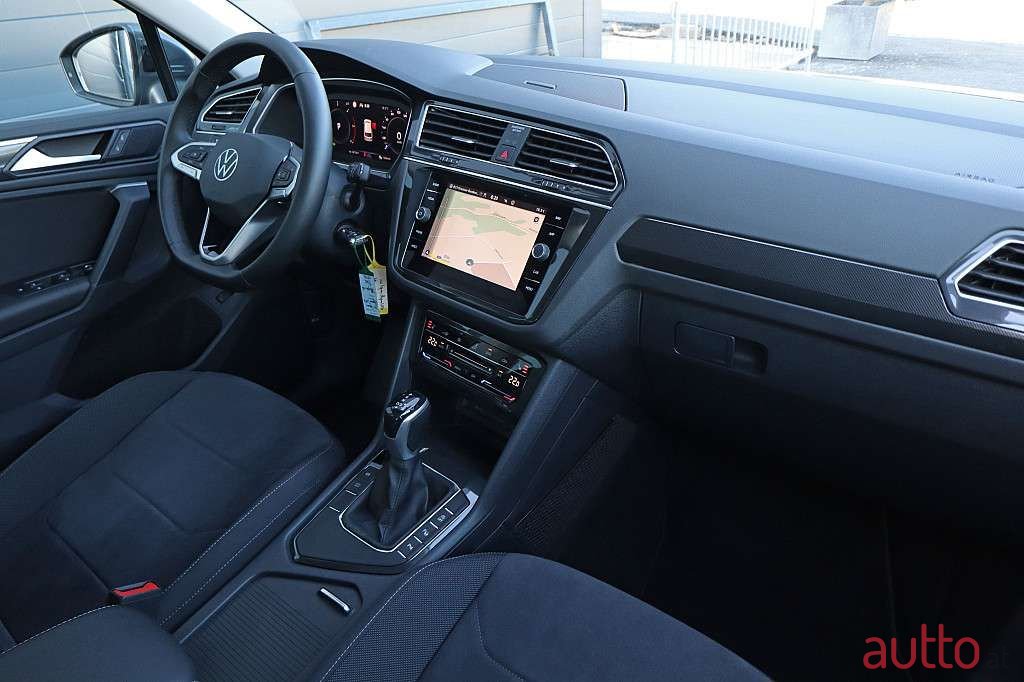2022' Volkswagen Tiguan photo #4