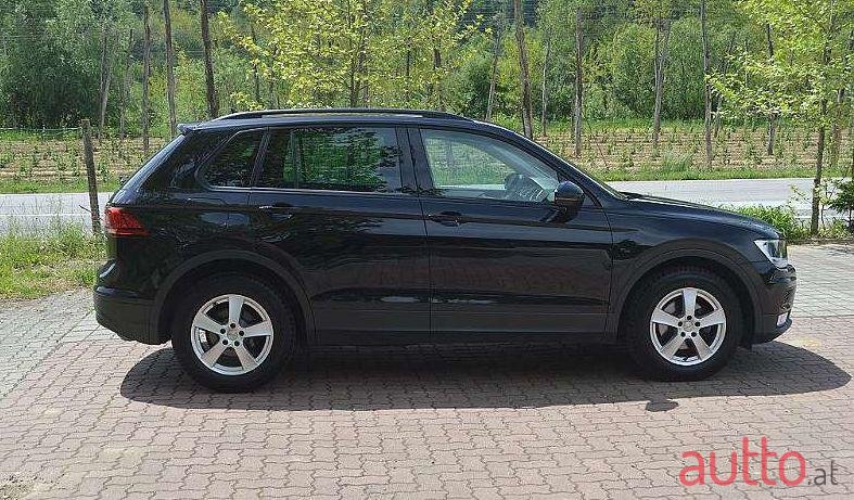 2017' Volkswagen Tiguan photo #2
