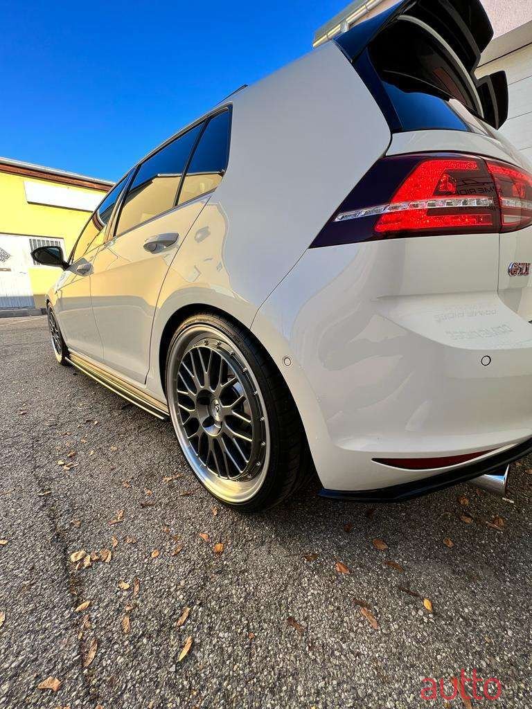 2016' Volkswagen Golf photo #5