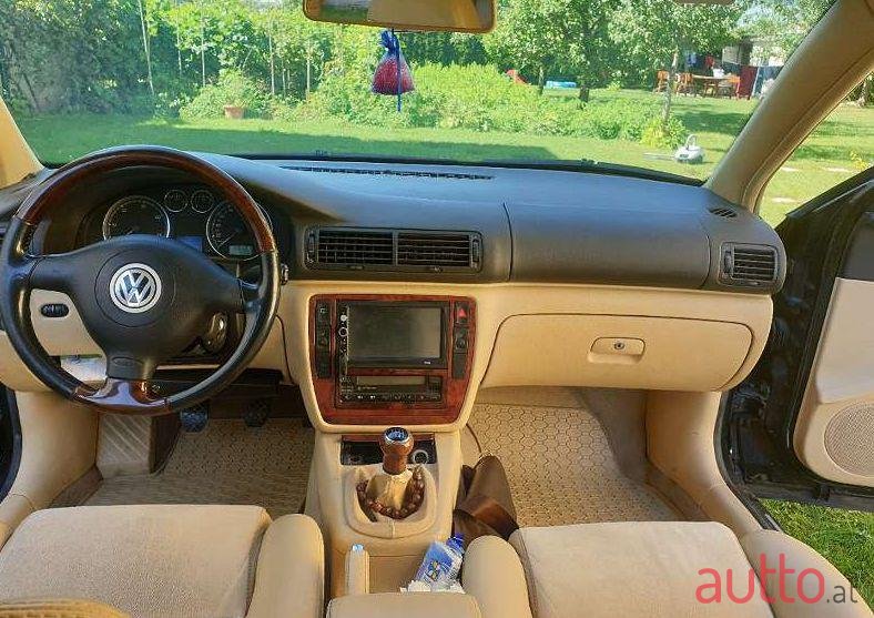 2002' Volkswagen Passat photo #1