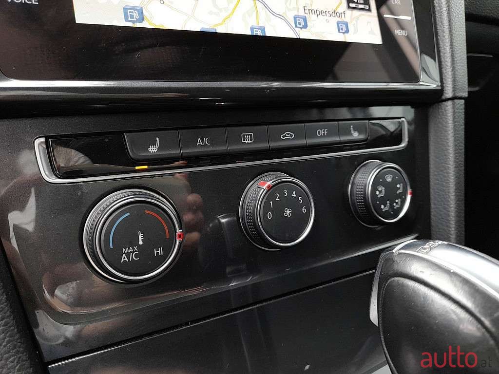 2019' Volkswagen Golf photo #4