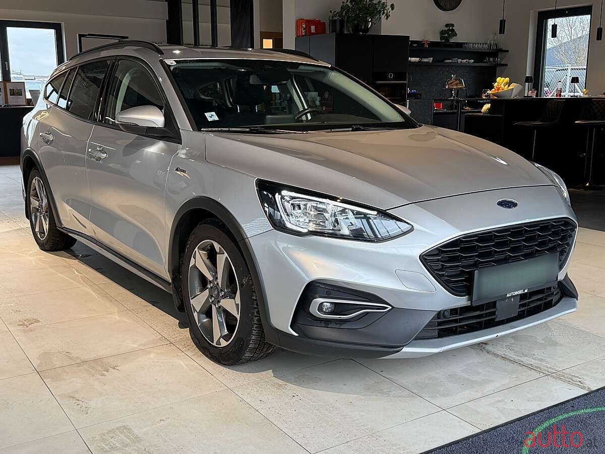 2020' Ford Focus photo #1