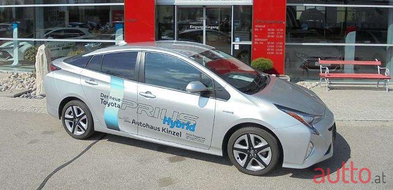 2018' Toyota Prius photo #2