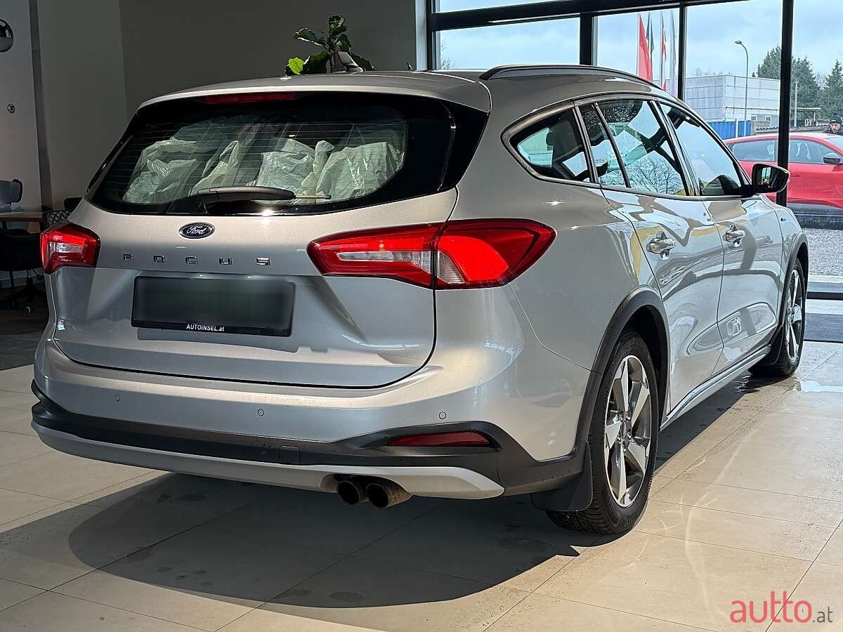 2020' Ford Focus photo #2