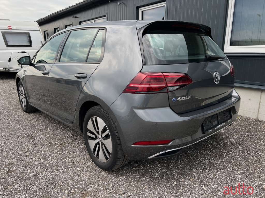 2018' Volkswagen Golf photo #3