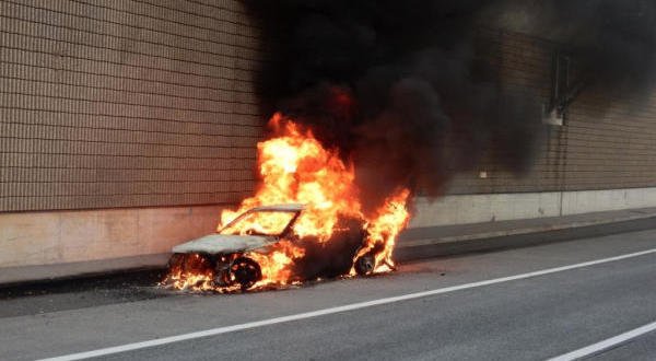 Auto begann in Tunnel plötzlich zu brennen