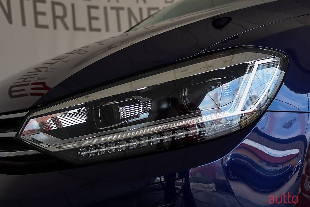 2021' Volkswagen Touran photo #4