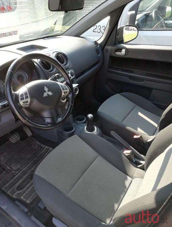 2009' Mitsubishi Colt photo #1