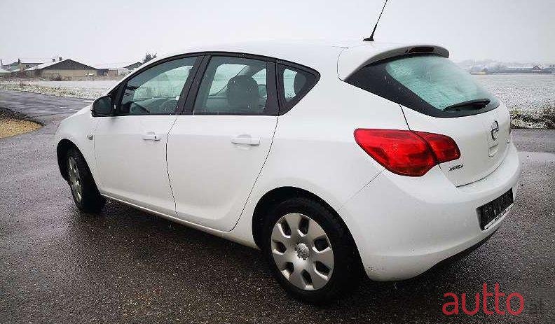 2012' Opel Astra photo #4