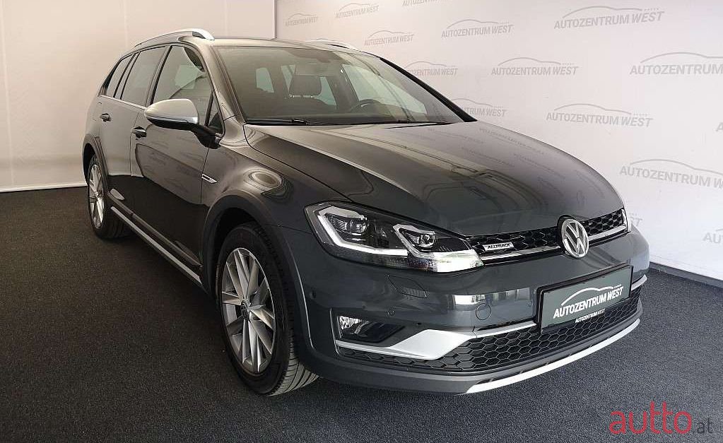 2020' Volkswagen Golf photo #2