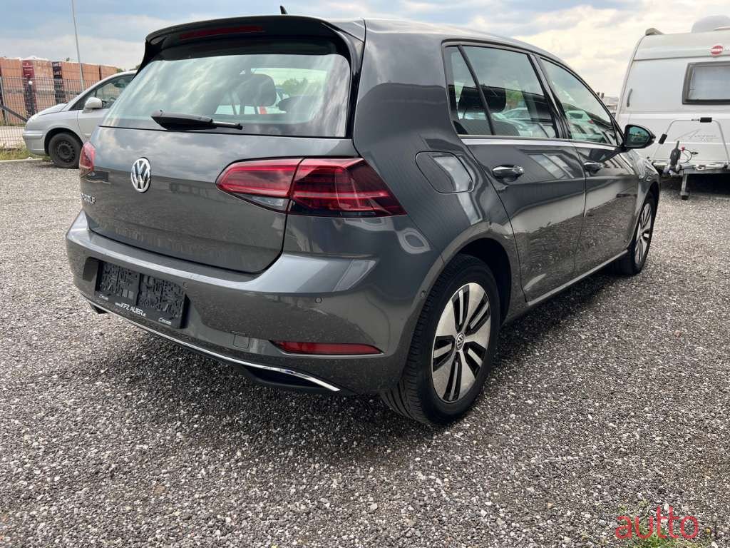 2018' Volkswagen Golf photo #2