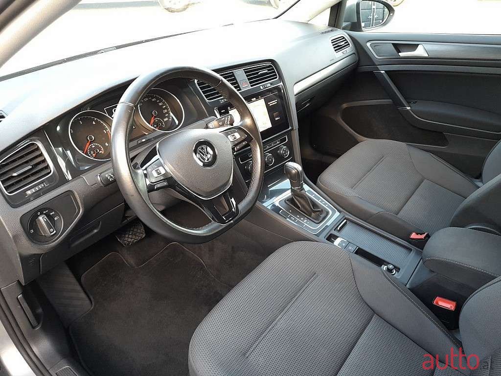 2018' Volkswagen Golf photo #2