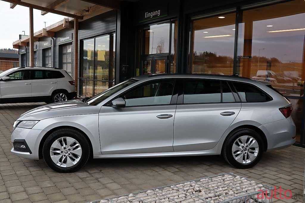 2020' Skoda Octavia photo #2