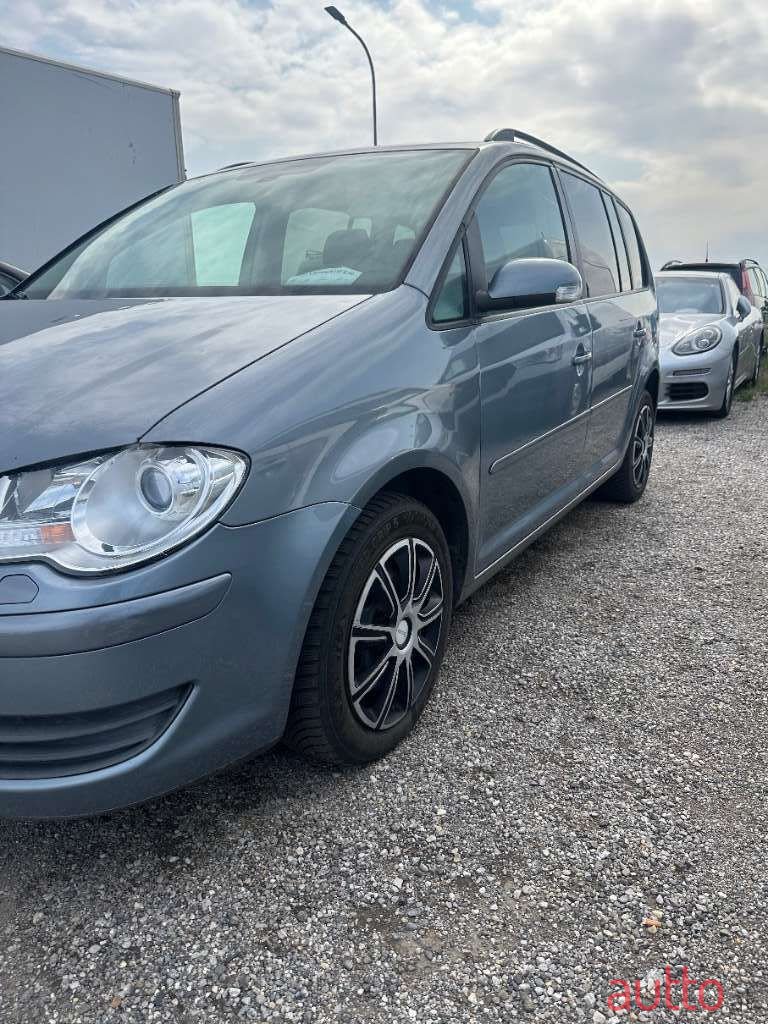 2008' Volkswagen Touran photo #2