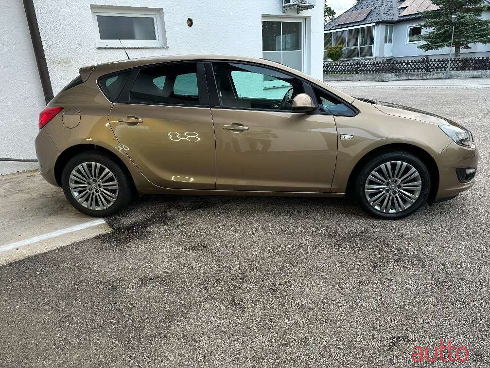 2014' Opel Astra photo #3