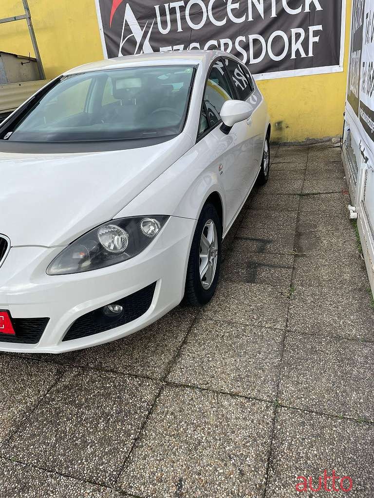 2011' SEAT Leon photo #4