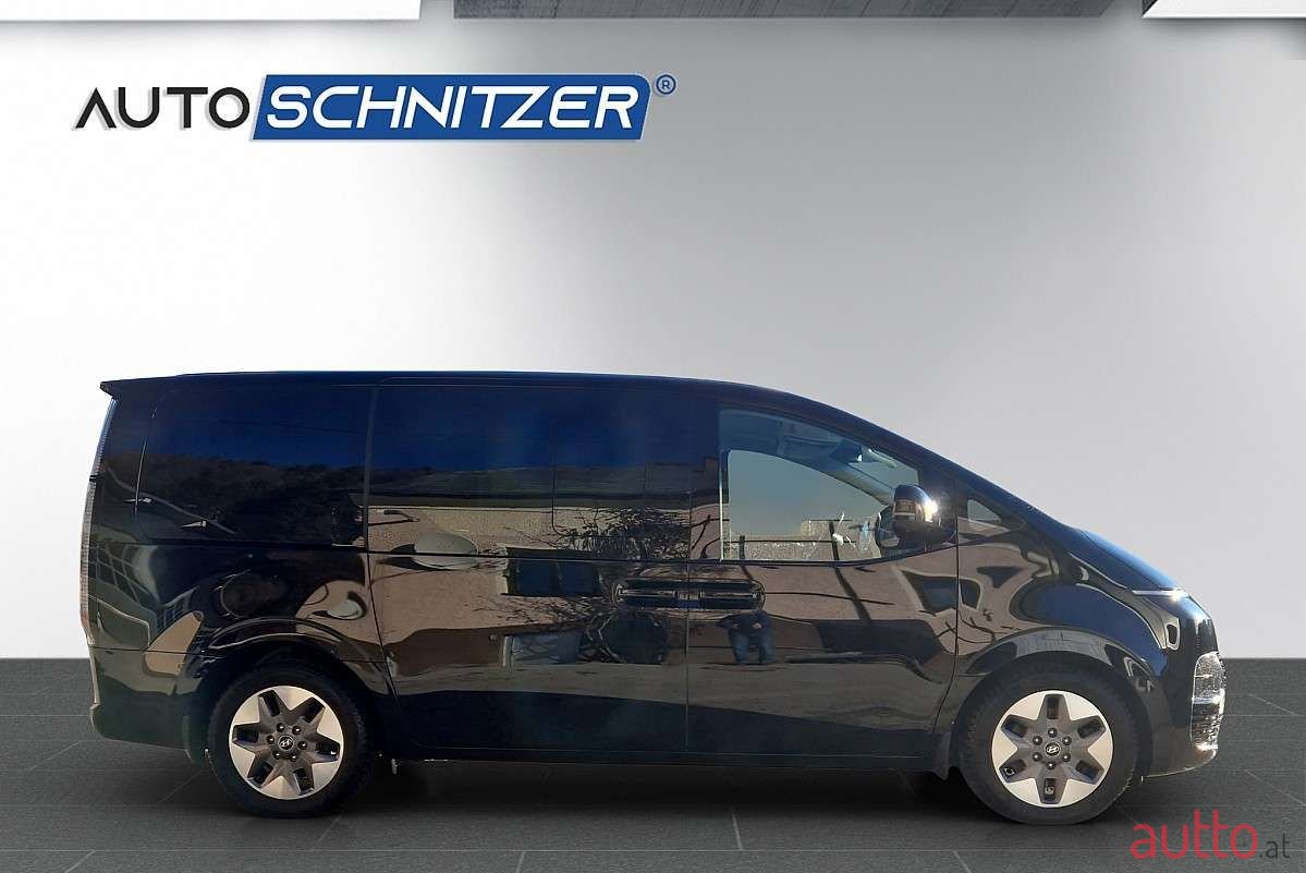 2023' Hyundai Staria photo #3
