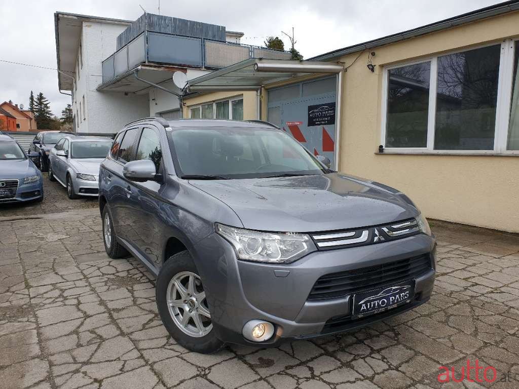 2013' Mitsubishi Outlander photo #3