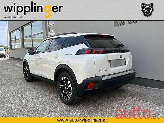 2023' Peugeot 2008 photo #3