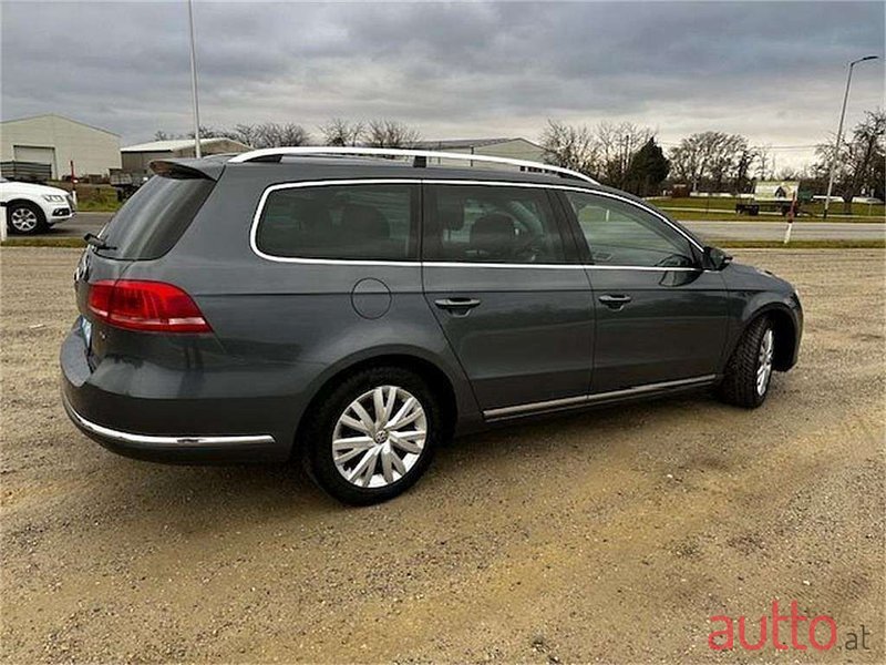 2011' Volkswagen Passat photo #5