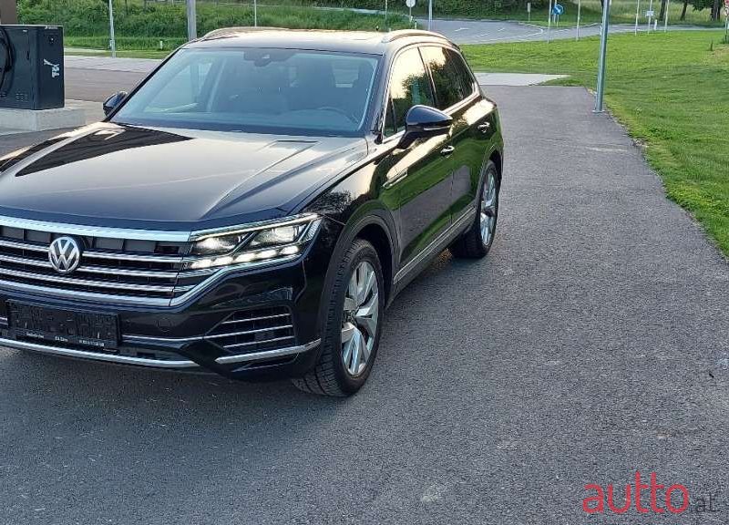 2019' Volkswagen Touareg photo #3