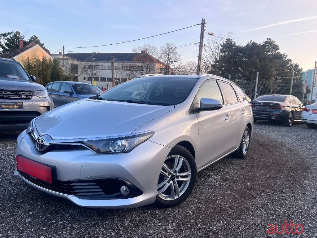 2015' Toyota Auris photo #1