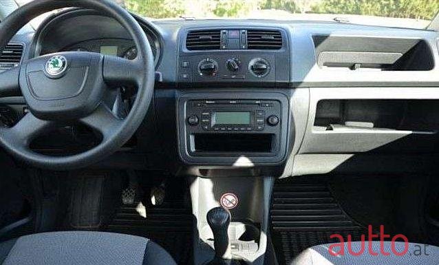 2012' Skoda Fabia photo #3