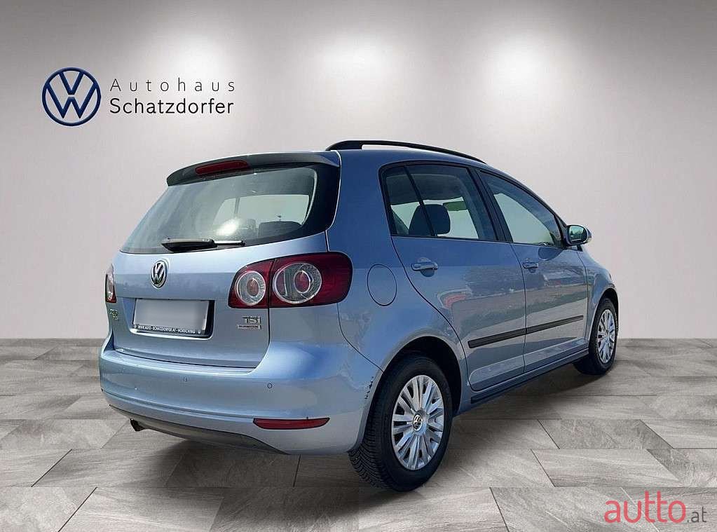 2011' Volkswagen Golf photo #4