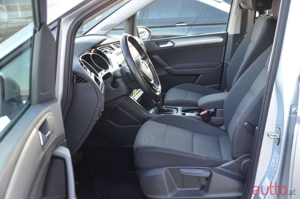 2018' Volkswagen Touran photo #5