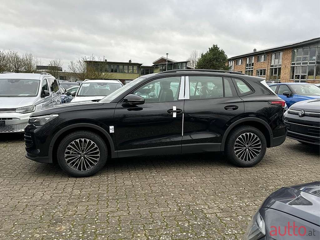 2024' Volkswagen Tiguan photo #3