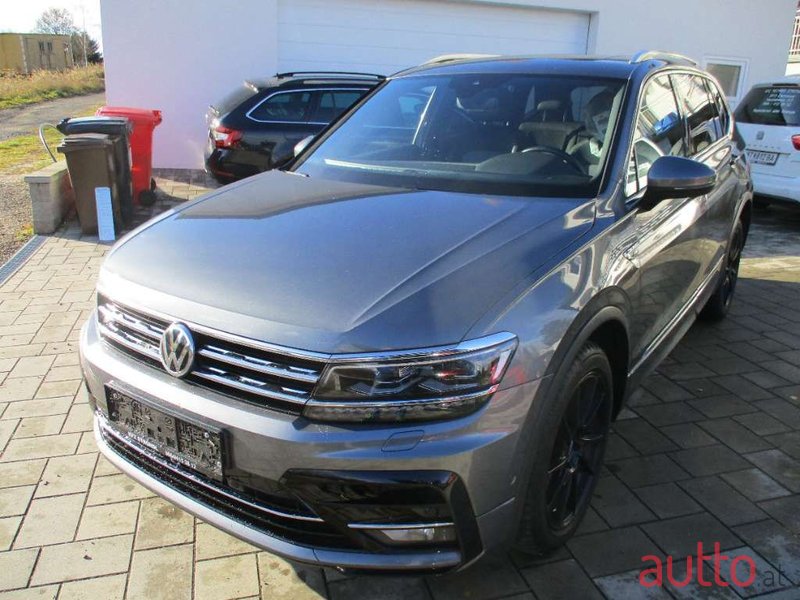 2019' Volkswagen Tiguan photo #1