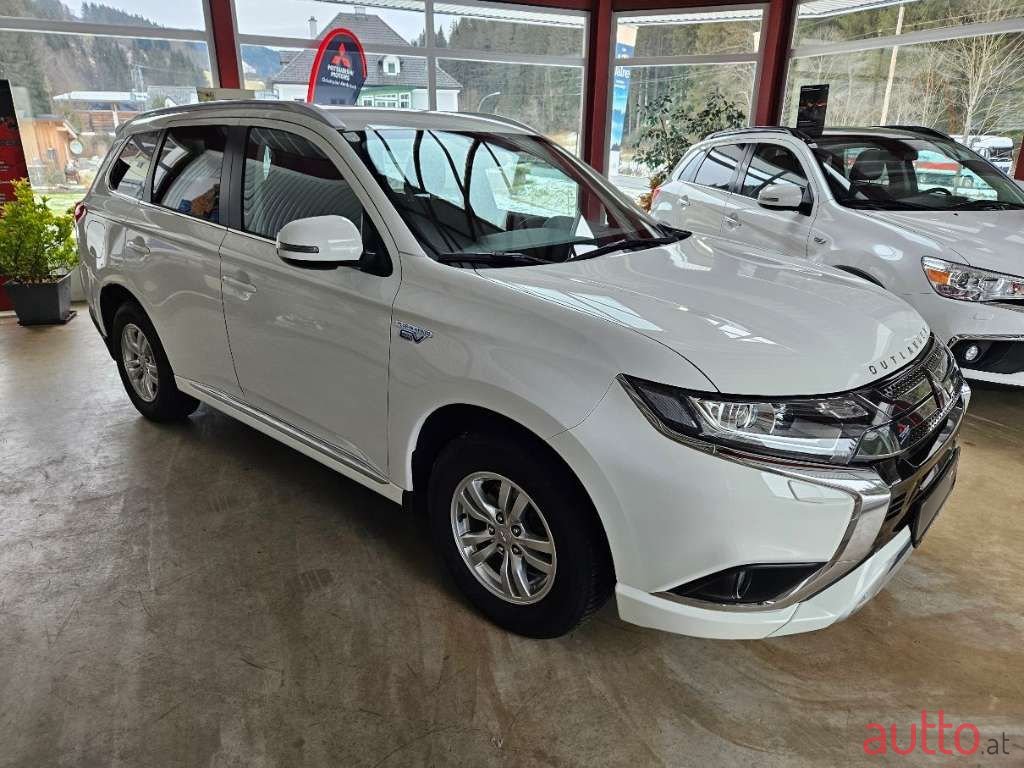 2020' Mitsubishi Outlander photo #2