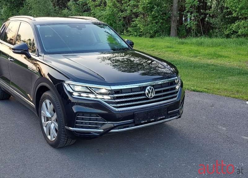 2019' Volkswagen Touareg photo #1