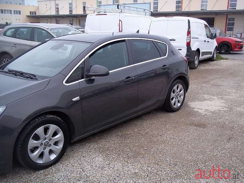 2014' Opel Astra photo #6