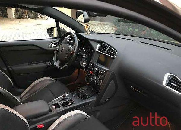 2011' Citroen DS4 photo #1