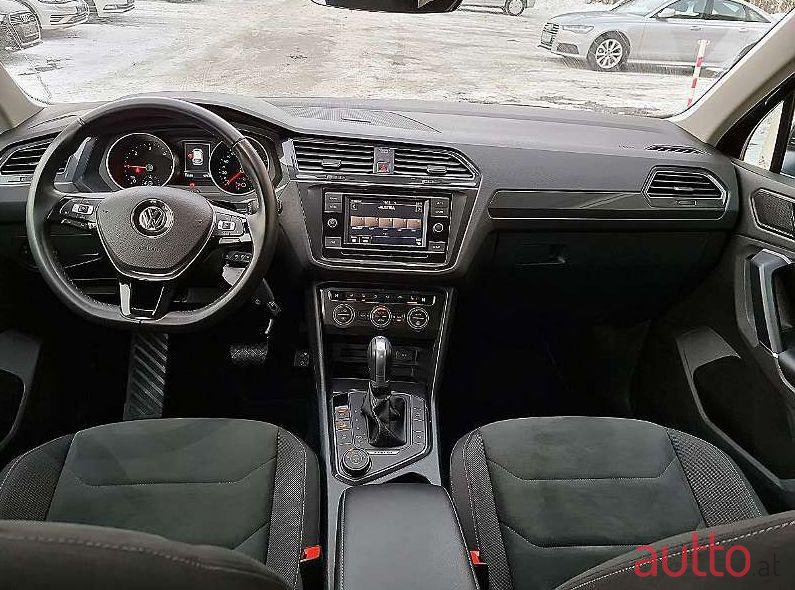 2017' Volkswagen Tiguan photo #2