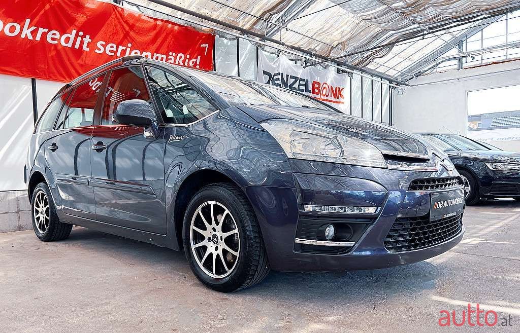 2011' Citroen C4 Picasso photo #3