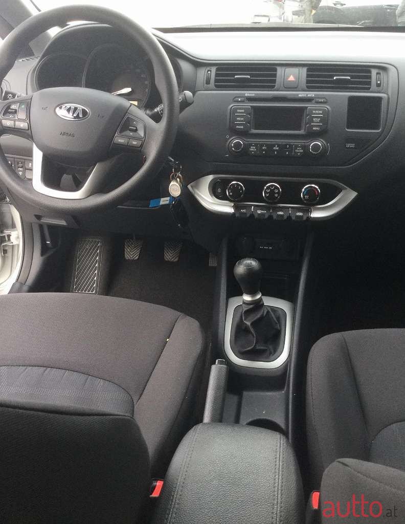 2015' Kia Rio photo #6