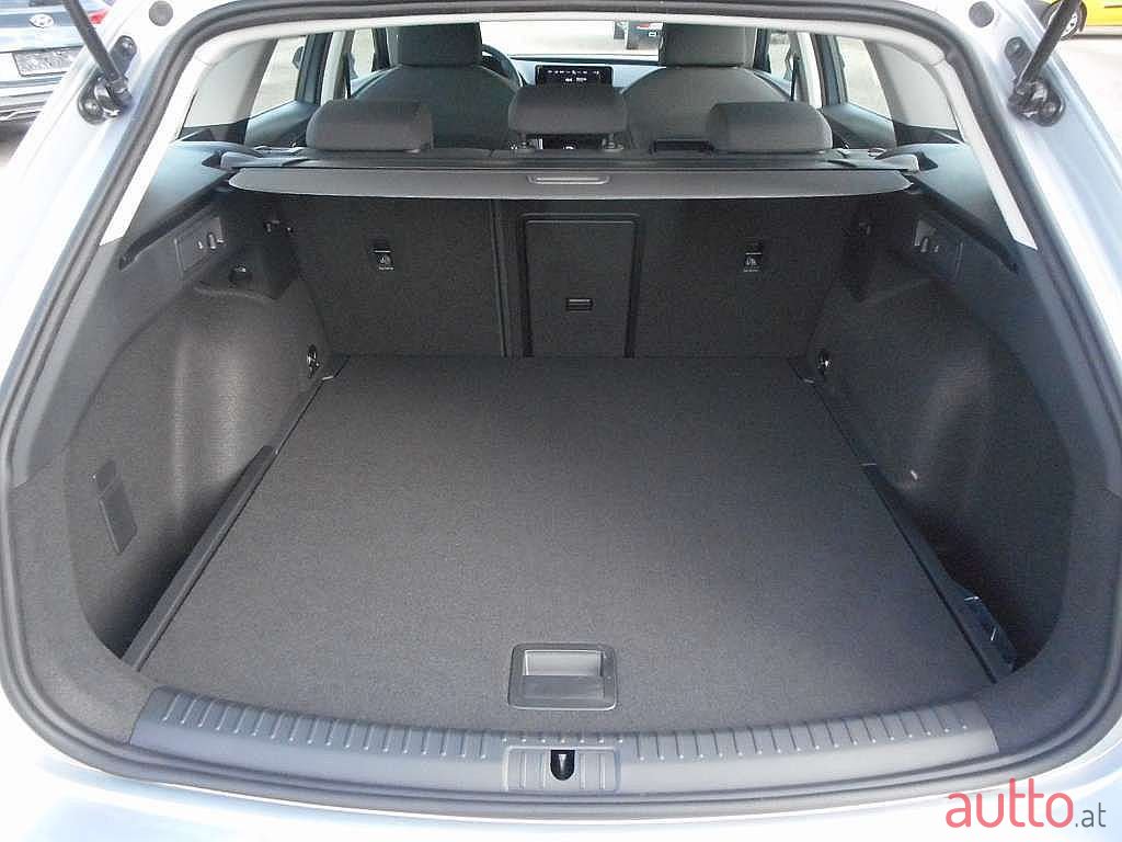 2022' SEAT Leon photo #5