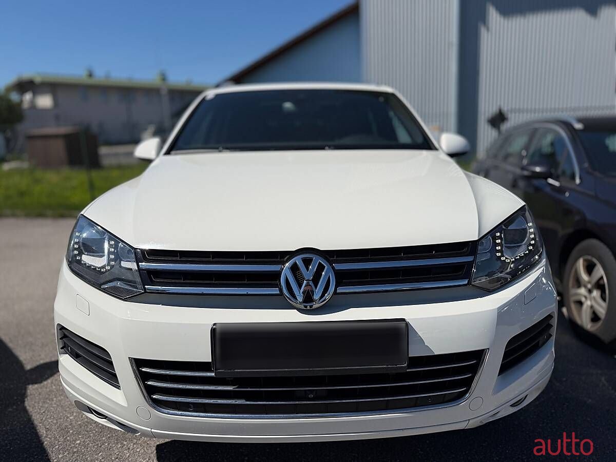 2011' Volkswagen Touareg photo #3
