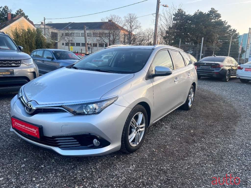 2015' Toyota Auris photo #3