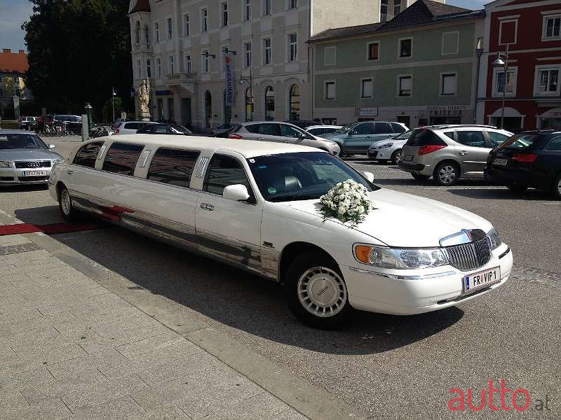 2002' Lincoln Town Car photo #6