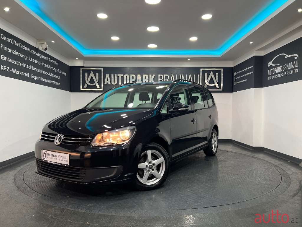 2011' Volkswagen Touran photo #1