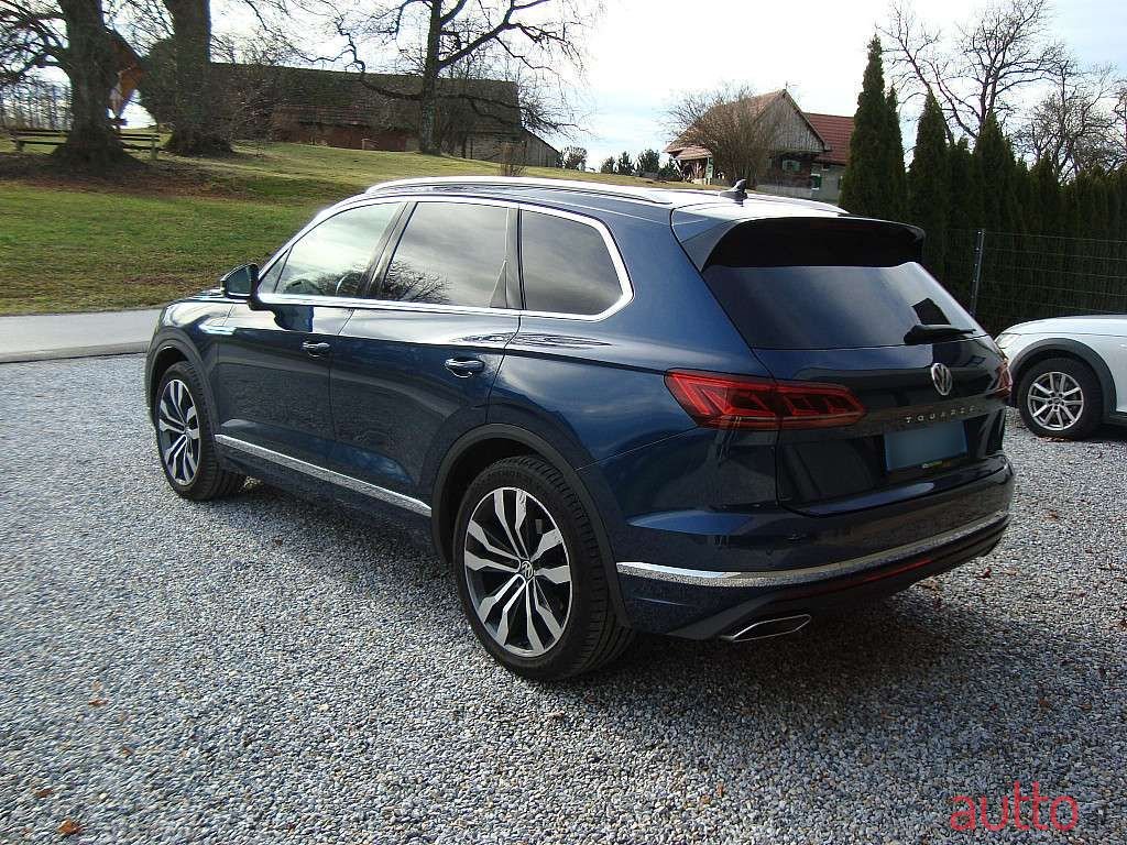 2018' Volkswagen Touareg photo #3