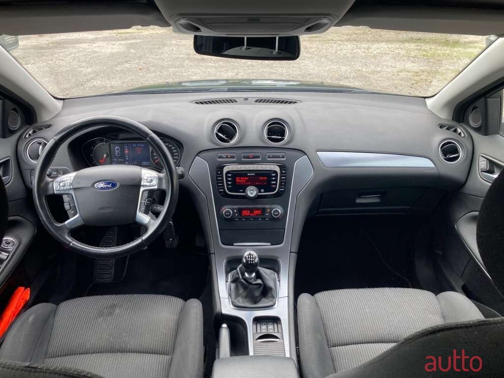 2012' Ford Mondeo photo #6