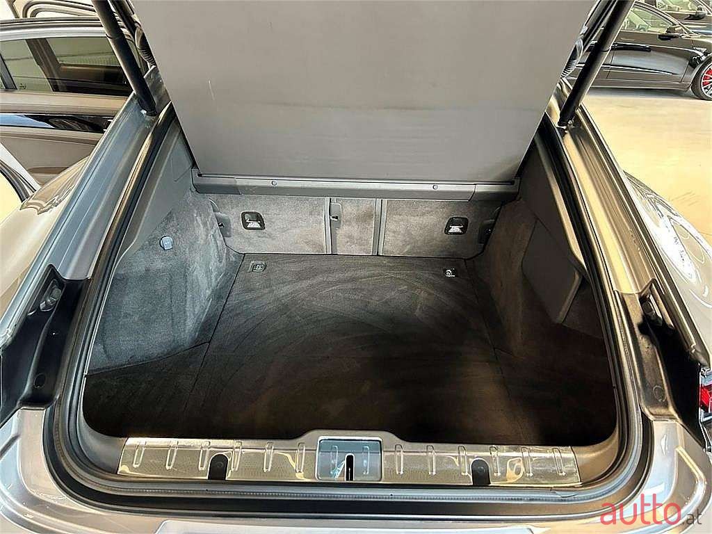 2018' Porsche Panamera photo #5