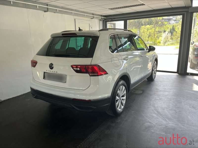 2022' Volkswagen Tiguan photo #3