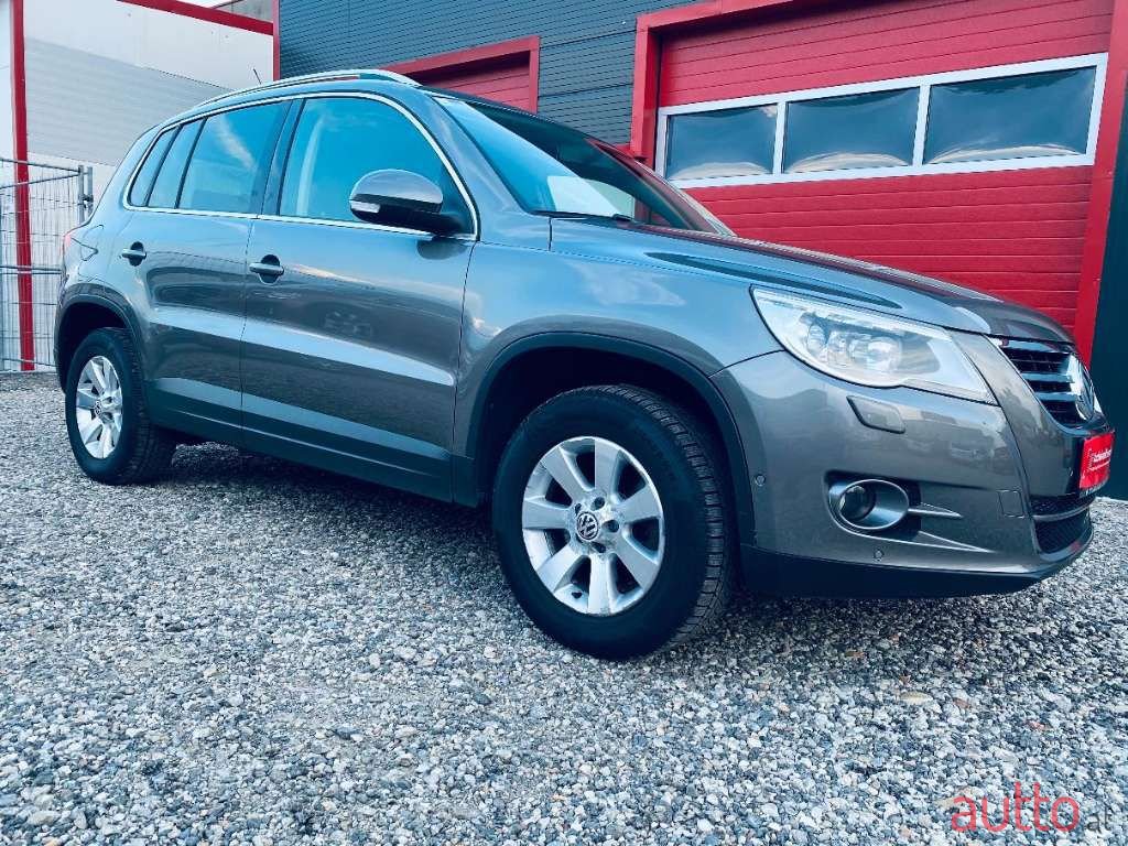 2010' Volkswagen Tiguan photo #2